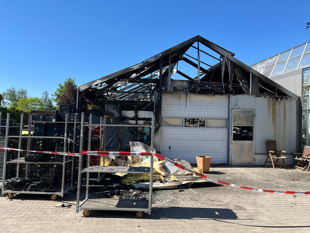 Enormer Brandschaden am gesamten Lagergebude.