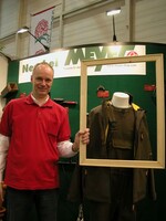 „Bei uns fällt die neue Bekleidungslinie „Mascot-Young“, die sich wie der Name schon sagt, an jüngere Beschäftigte im Gartenbau (hauptsächlich GaLaBau) richtet, aus dem Rahmen. Bisher war Arbeitskleidung immer sehr hässlich, und dies ist jetzt eine Linie, die sich an modischen Schnitten orientiert. Also die Hosen sind beispielsweise deutlich weiter geschnitten. Die notwendigen Funktionalitäten, die Arbeitskleidung erfüllen muss, sind aber trotzdem vorhanden.“