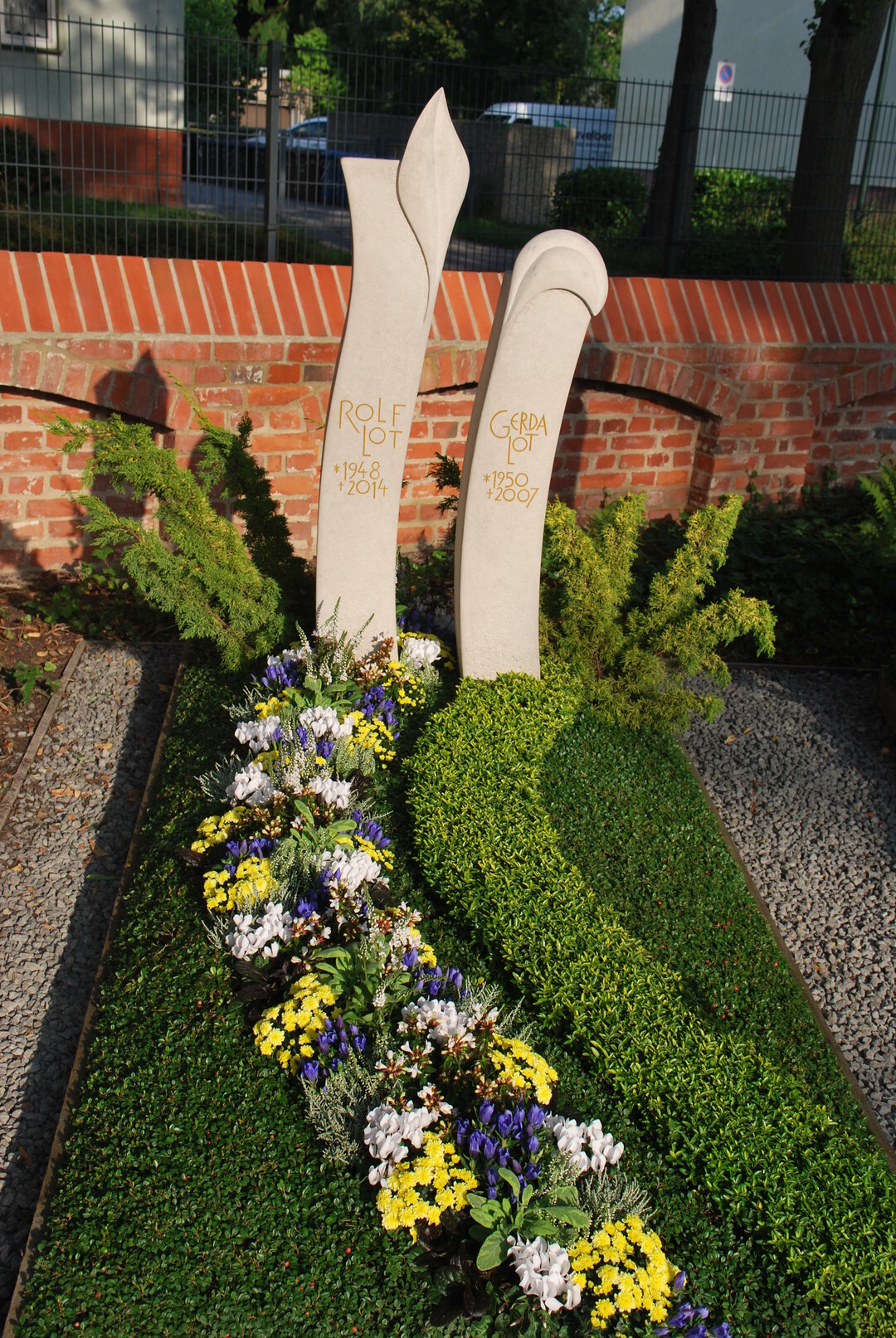 Blumen Ellinger, Stuttgart, Ehrenpreis der Genossenschaft Klner Friedhofsgrtner fr die hervorragende Ausfhrung einer Urnenbepflanzung ber die gesamte Ausstellungsdauer und Ehrenpreis der Treuhandstelle fr Dauergrabpflege Schleswig-Holstein fr die konsequente Umsetzung der Richtlinien fr die grtnerische Grabgestaltung 