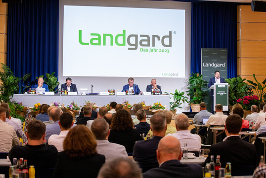 Auf dem Podium von links: Dirk Bader (Vorstand Landgard eG), Carsten Bönig (Vorstand Landgard eG), Bert Schmitz (Aufsichtsratsvorsitzender Landgard eG), Willi Andree (inzwischen ehemaliger stellvertretender Aufsichtsratsvorsitzender Landgard eG) und Oliver Mans (Vorstandsvorsitzender Landgard eG).