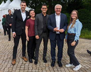 Das Team des Bundesverbands GebudeGrn e. V. trifft Bundesprsident Frank-Walter Steinmeier. Von links: Felix Mollenhauer, Rebecca Landwehr, Dr. Gunter Mann, Frank-Walter Steinmeier, Amelie Hneburg.