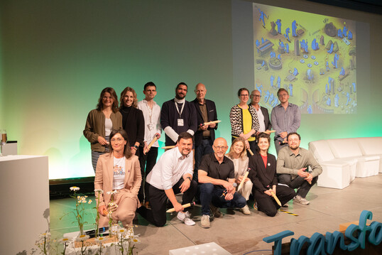 Hinten von links: Karin Gansloser, Emily Maichle, Domenik Heinen, Johannes Heiser, Matthias Horx, Lara Schink, Michael Lehofer, Tristan Horx. Vorn von links: Melanie Seidl, Peter Lendrates, Günter Czasny, Sarah Czasny, Jaqueline Jansen, Max Geiger.