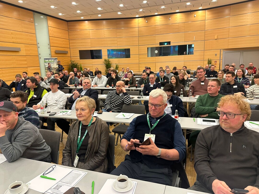 Great interest in digital security: Participants at the 8th "GaLaBau Ausblicke" gathered in-depth information on protecting landscaping businesses from cyberattacks.