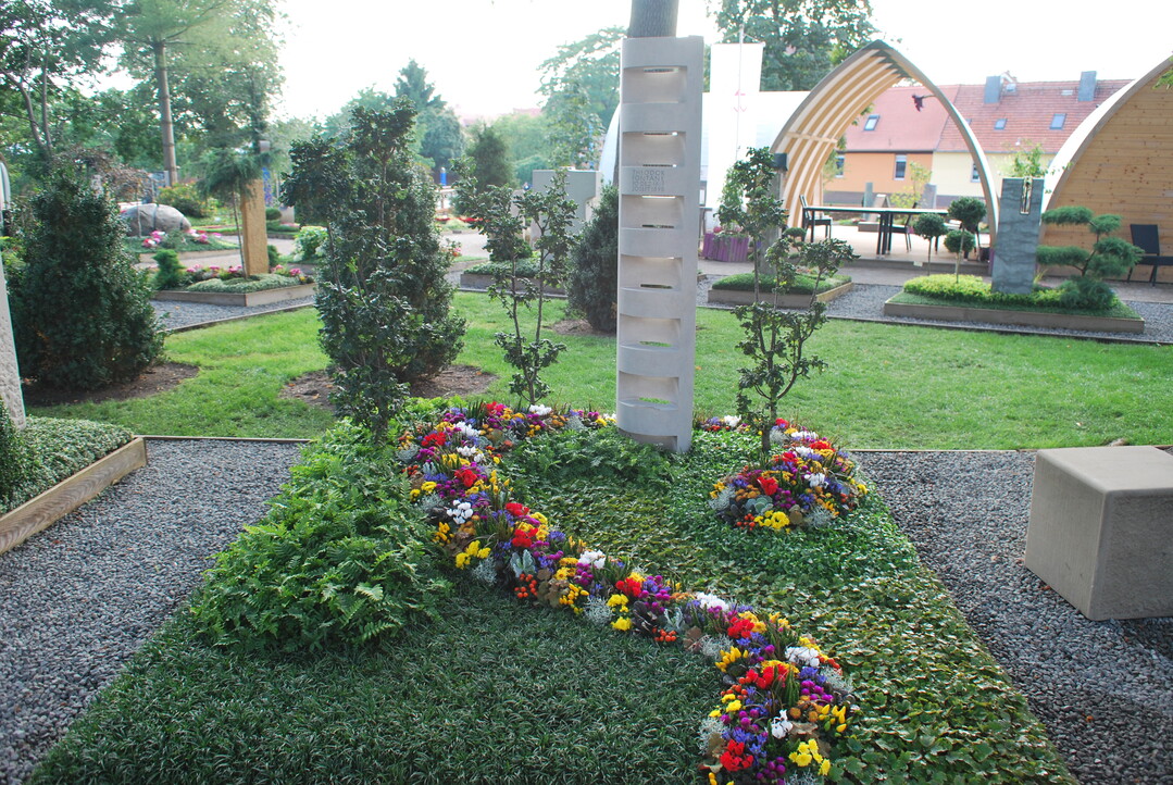 Blumen Krisam, Solingen, Groe Goldmedaille der DBG fr die beste Gestaltung einer zweistelligen Wahlgrabstelle 