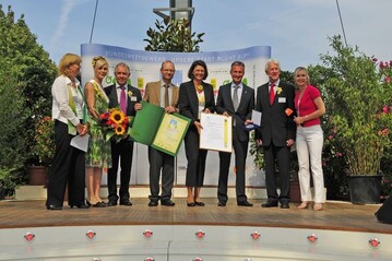 Den Sonderpreis des Bundesverbandes Zierpflanzen Andere begeistern nahmen Oberbrgermeister Frank Baranowski und Stadtdirektor/Stadtbaurat Michael von der Mhlen von der Stadt Gelsenkirchen entgegen. berreicht wurde der Preis von Gabriele Harring, Geschftsfhrerin des Bundesverbandes Zierpflanzen.