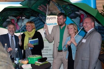 Gut beschirmt stellen sich Ulrich Schfer (Sprecher der Landesvereinigung und Prsident des VGL), Claudia Roth (MdB, Bundesvorsitzende Grne), Dieter Janecek (Landesvorsitzende Grne), Christine Scheel (MdB) sowie BGV-Prsident Roland Albert den Fotografen auf dem Landesparteitag Ende Oktober in Bad Windsheim.