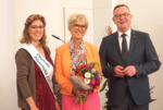 Eva Kähler-Theuerkauf wurde als ZVG-Vizepräsidentin wiedergewählt. Die Deutsche Blumenfee 2023/24 Kathrin Köhler, ZVG-Vizepräsidentin Eva Kähler-Theuerkauf, ZVG-Präsident Jürgen Mertz.