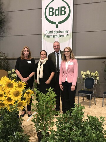 v.l.n.r.: Marita Ley, Geschftsfhrerin und Mitinhaberin Baumschule Wilhelm Ley, Ursula Heinen-Esser, Ministerin fr Umwelt, Landwirtschaft, Natur- und Verbraucherschutz des Landes Nordrhein-Westfalen, Helmut Selders, Prsident des Bundes deutscher Baumschulen (BdB), Dr. Martina Haage, Vorsitzende der ARGE Baumschulforschung