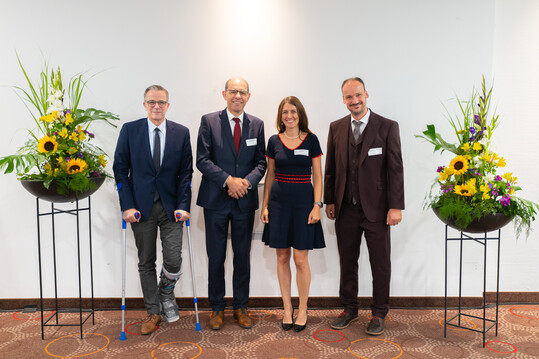 Aufsichtsratsvorsitzender Frank Werner (links) und die beiden Vorstnde Dr. Dietmar Kohlruss (2.v.l.) und Christian Senft (rechts) begren Karin Hagdorn als neues Aufsichtsratsmitglied.