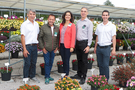 Im Schaugarten von Gastager Gartenbau in Siezenheim/Österreich. Von links: Josef Gastager, Thorsten Köhn (Selecta one), Ann Jennen (Fleuroselect), Klaus Gaumann (Selecta one) und Stefan Gastager.