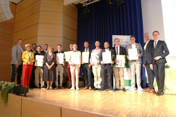 Die Klassen Meister Zierpflanzenbau und Meister Baumschule nehmen mit ihren Absolventinnen und Absolventen der Fachschule Gartenbau Essen ihre Abschlussurkunden und -briefe in der Gruga entgegen.