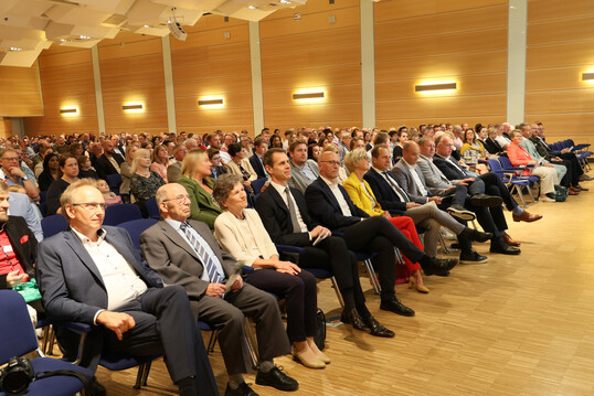 Das Auditorium erwartet gespannt die Verleihung der Zeugnisse, Urkunden und Förderpreise.