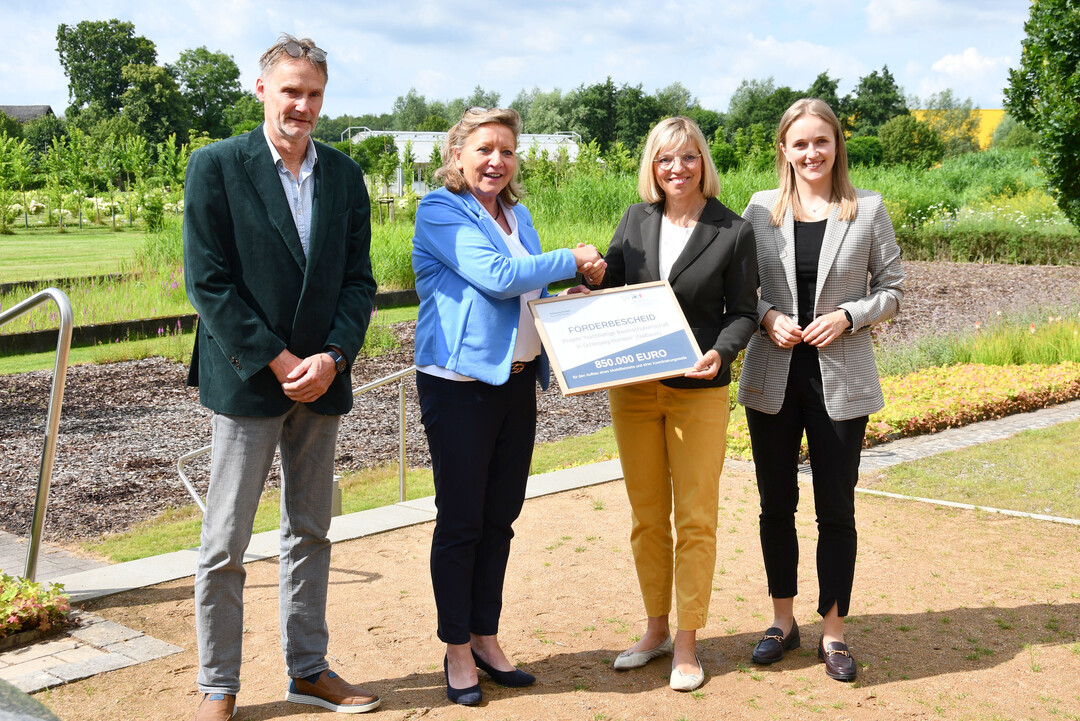 Anne Benett-Sturies, Staatssekretrin im Ministerium fr Landwirtschaft, lndliche Rume, Europa und Verbraucherschutz (MLLEV) des Landes Schleswig-Holstein, 2.von links, berreichte im Beisein der Landtagsabgeordneten Birte Glimann (rechts) und Dirk Kock-Rohwer den Frderbescheid in Hhe von 850.000 EUR an Landwirtschaftskammerprsidentin Ute Volquardsen.
