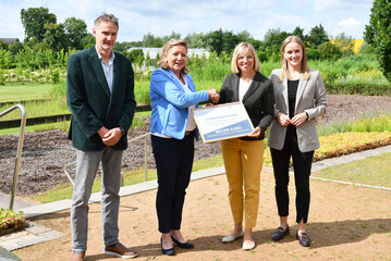 Anne Benett-Sturies, Staatssekretrin im Ministerium fr Landwirtschaft, lndliche Rume, Europa und Verbraucherschutz (MLLEV) des Landes Schleswig-Holstein, 2.von links, berreichte im Beisein der Landtagsabgeordneten Birte Glimann (rechts) und Dirk Kock-Rohwer den Frderbescheid in Hhe von 850.000 EUR an Landwirtschaftskammerprsidentin Ute Volquardsen.