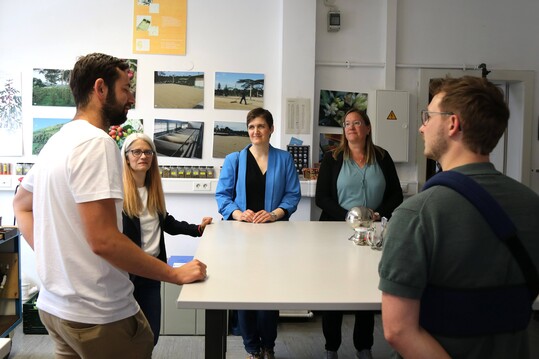 Im Gesprch mit Studierenden und Lehrenden aus Nicht-Akademiker Familien im Kaffeelabor der Hochschule Geisenheim.
