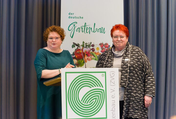 Berichteten beim erweiterten ZVG-Prsidium im Vorfeld der Grnen Woche 2024 ber die aktuellen Rechtsthemen fr den Gartenbau: Annette Weienborn (links) und Romana Hoffmann.
