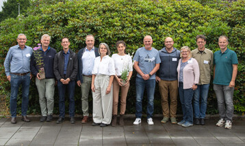 Experten von Bienen und Stauden trafen in Braunschweig zusammen. Von links: Martin Hussermann, Mathias Lohr (THOWL), Dr. Jens Pistorius (Leiter des Institutes fr Bienenkunde), Michael Moll, Tina Banse, Jessica Gabler (THOWL), Andre Stade, Christoph Hokema, Kordula Becker, Mattias Gromann und Henri Greil (Institut fr Bienenkunde).