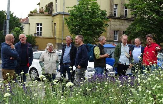 Henri Greil (5. von links) zeigte dem Vorstand des Bundes deutscher Staudengärtner einige der zahlreichen bienenfreundlichen Beete in Braunschweig. Zusammen mit dem Staudenplaner Christian Meyer (4.von rechts) diskutierten die Experten die unterschiedlichen Gestaltungen.
