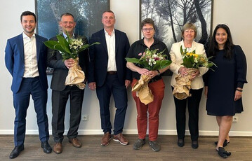 Nach der Vertragsunterzeichnung, von links: Johannes Schleicher, M&A Manager Rentokil Initial GmbH & Co. KG, Yven Eisenmann, Geschftsfhrer Baumhaus GmbH, Frank Reisgies, Geschftsfhrer Rentokil Initial GmbH & Co. KG, Dr. Daniel Dienst, Gesellschafter Baumhaus GmbH, Brigitte Eisenmann, Grnderin und Geschftsfhrerin Baumhaus GmbH, und Chuen Happ, Legal Director Germany & CEE Rentokil Initial GmbH & Co. KG.