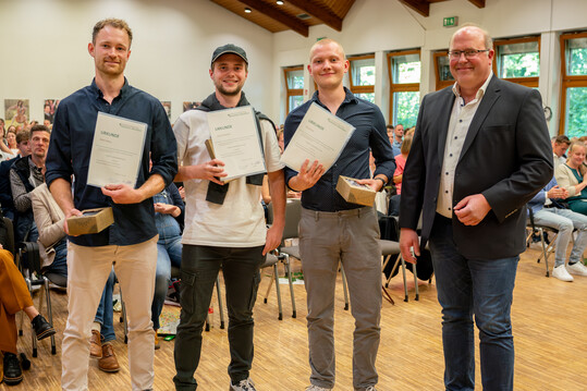 Die besten Landschaftsgärtner zusammen mit Michael Reiffenschneider, Mitglied des Präsidiums beim VGL NRW. Von links: Marek Dütting, Jonas Laskowski und Titus Blume.