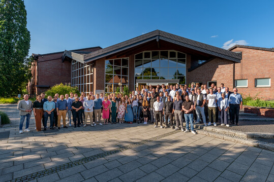 Die freigesprochenen Gärtnerinnen und Gärtner feiern ihren Abschluss in der Aula des Bildungszentrums Gartenbau und Landwirtschaft in Münster-Wolbeck.