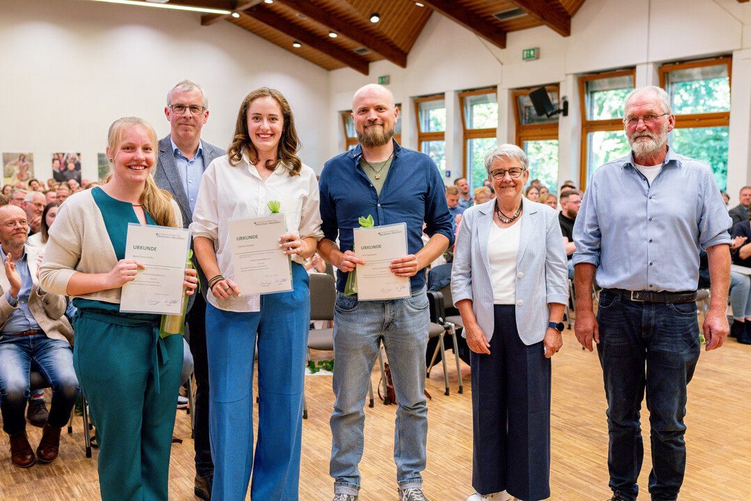 Die besten Grtnetinnen und Grtner aus dem Produktionsgartenbau zusammen mit den Vertreterinnen der Verbnde. Von links: Marie Theres Dreike, Carlotta Kamitter und Leon Sauerwald.