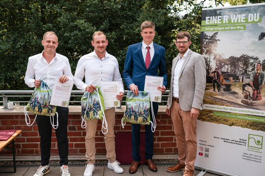 Ehrung der besten Absolventen in Uelzen 2024: (von links): Sven-Erik Behr (Gärtnerei von Elling, 2,2), Simon Krahn (Hoppe GaLaBau, 2,0), Luca Marcel Graeber (Hoppe GaLaBau, 2,4).