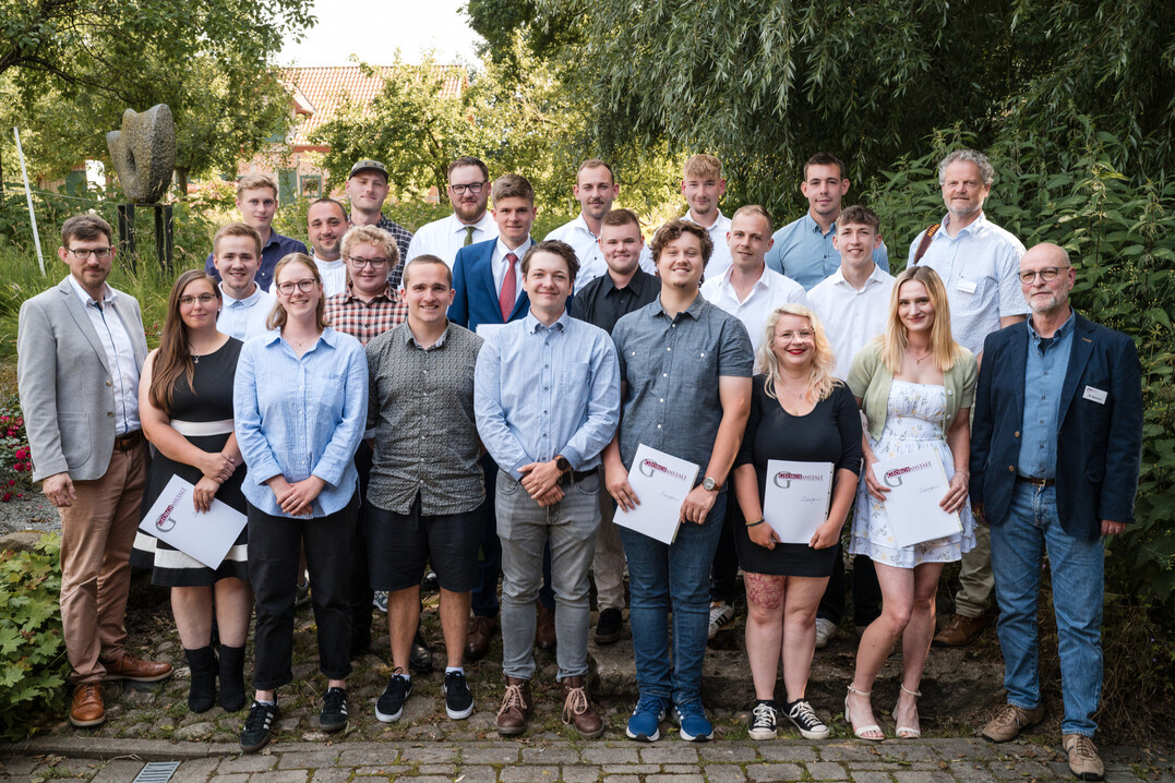 Freisprechungsfeier in Uelzen 2024: 17 Absolventinnen und Absolventen aus dem GaLaBau sowie drei Produktionsgrtner feiern ihren Abschluss gemeinsam mit den Lehrkrften Andr Zapieranski (2. von rechts), Werner Behrens (rechts) und dem Verband GaLaBau Niedersachsen-Bremen, vertreten durch Marco Zwillich (links).