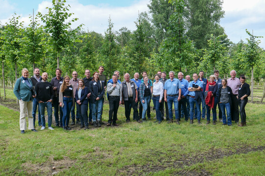 Die Teilnehmer der Veranstaltung vor dem Versuchsfeld von Pro Healthy Tree.