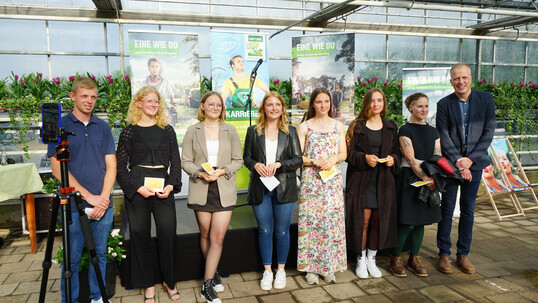 Freisprechungsfeier der Gärtnerinnen und Gärtner in der Region Osnabrück 2024. Die besten Prüflinge gemeinsam mit Hilko Meyer, Schulleiter der BBS Haste (rechts).
