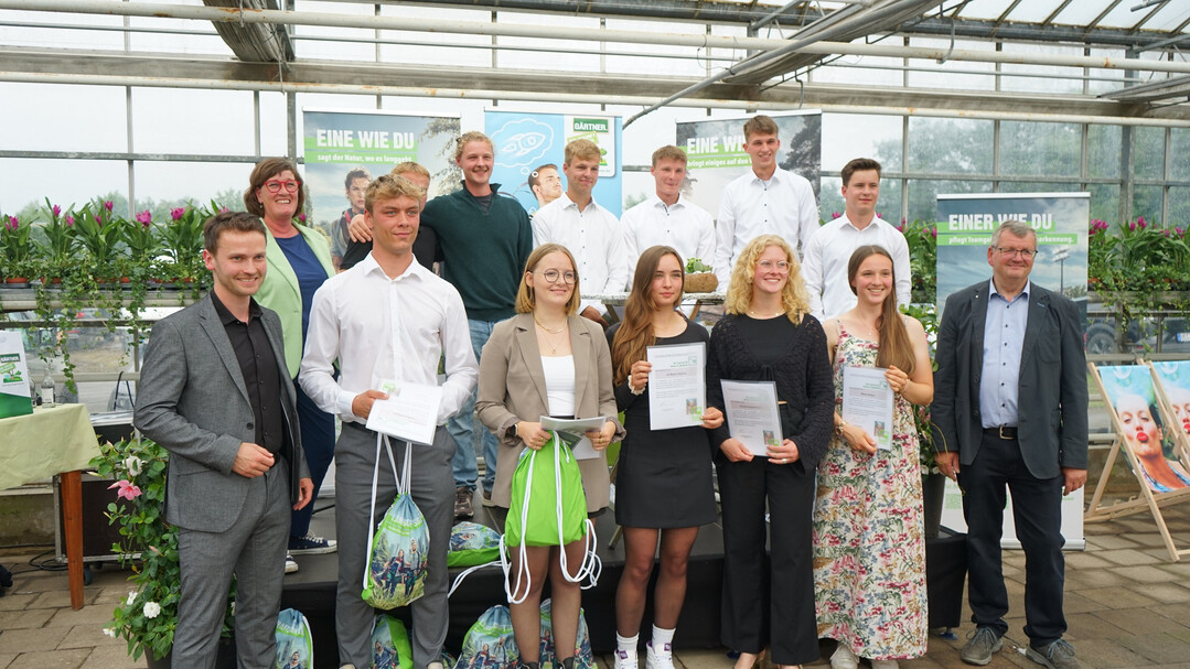 Freisprechungsfeier der Grtnerinnen und Grtner in der Region Osnabrck mit Ehrungen der besten Prfungsleistungen 2024: Alle Absolventen und Absolventinnen mit Bestleistung gemeinsam mit Rolf Meyer zu Hrste vom VGL Niedersachsen-Bremen (rechts) sowie VGL-Vizeprsidentin Birgit Koormann (2. von links) und Ehrengast Jonas Pohlmann (links).