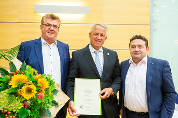 Von links: Bert Schmitz (Aufsichtsratsvorsitzender Landgard eG), Willi Andree und Oliver Mans (Vorstandsvorsitzender Landgard eG).
