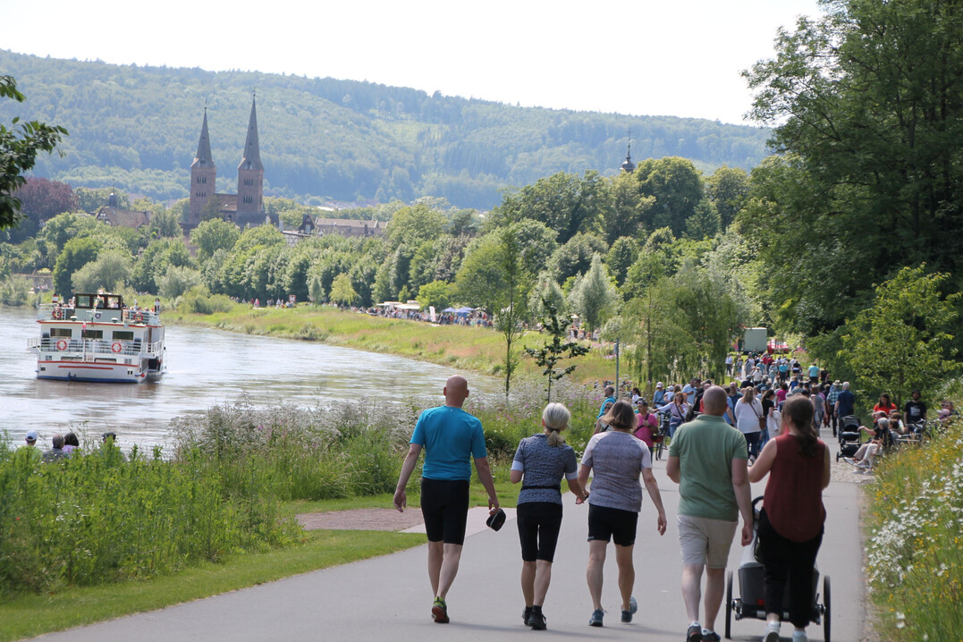 Das ehemalige Gartenschaugelnde in Hxter wird als Huxarium Gartenpark weitergefhrt und lockt mit Events. Hier beispielsweise die Spargel- und Erdbeermeile am Weserufer im Juni 2024.