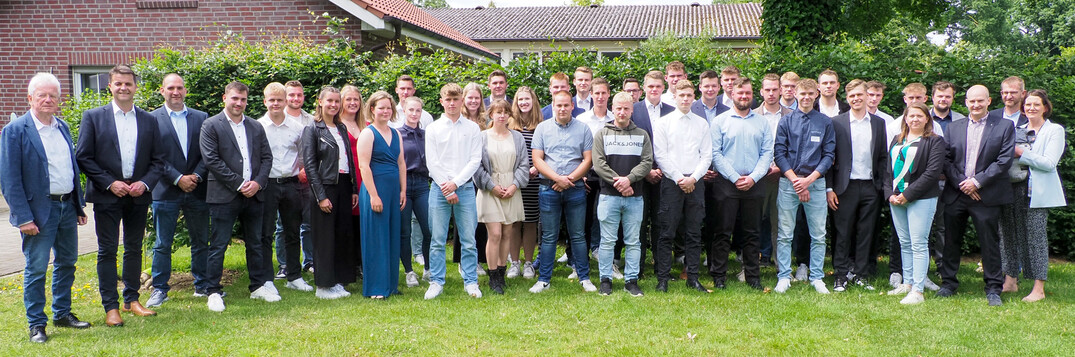 Freisprechungsfeier im Emsland 2024: Die neuen Grtner, Grtnerinnen und Floristinnen zusammen mit Ehrengast Harmut Moorkamp (CDU) (2. von links.) und Moderator Reinhard Ka (links) sowie den BBS-Lehrkrften und Ausbildungsberatern der Landwirtschaftskammer.