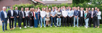 Freisprechungsfeier im Emsland 2024: Die neuen Grtner, Grtnerinnen und Floristinnen zusammen mit Ehrengast Harmut Moorkamp (CDU) (2. von links.) und Moderator Reinhard Ka (links) sowie den BBS-Lehrkrften und Ausbildungsberatern der Landwirtschaftskammer.