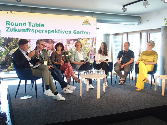 Diskussionsrunde zur Zukunft der Gärten – von links: Neudorff-Geschäftsführer Richard von Herman, Biologe und Journalist Horst Mager, Neudorff-Mitarbeiterinnen Martina Utenbier und Sabine Klingelhöfer, Referentin Judith Bardolini, Staudenexperte Dieter Gaißmayer und Moderatorin Judith Rakers.