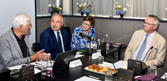 Von links: Henk Raaijmakers, ENA-Präsident; Dr. István Nagy, ungarischer Landwirtschaftsminister und Vorsitzender des AGRIFISH-Rates der EU; Assistent des Ministers; Dr. László Orlóci, Präsident des MDSZSZ, des ungarischen Branchenverbands für Zierpflanzenbau.