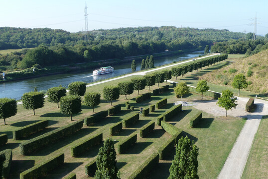 Der Nordsternpark in Gelsenkirchen, auf einem frheren Zechengelnde angelegt, war bereits 1997 zentraler Teil der damaligen Bundesgartenschau und wird fr die IGA2027 zu einem der fnf Zukunftsgrten weiterentwickelt.