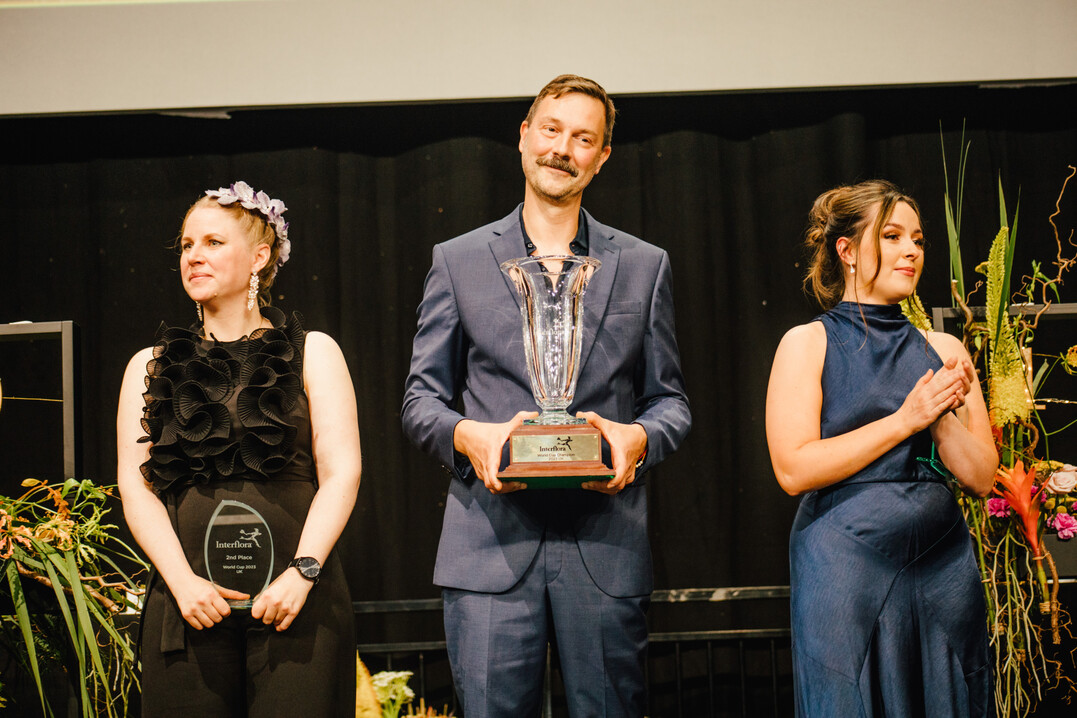 Die ersten Drei: Nicolaus Peters mit der Zweitplatzierten Elisabeth Palsson (l.) und Elizabeth Newcombe (r.), die auf dem dritten Platz gelandet ist.   