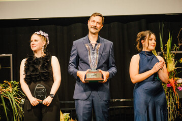 Die ersten Drei: Nicolaus Peters mit der Zweitplatzierten Elisabeth Palsson (l.) und Elizabeth Newcombe (r.), die auf dem dritten Platz gelandet ist. 