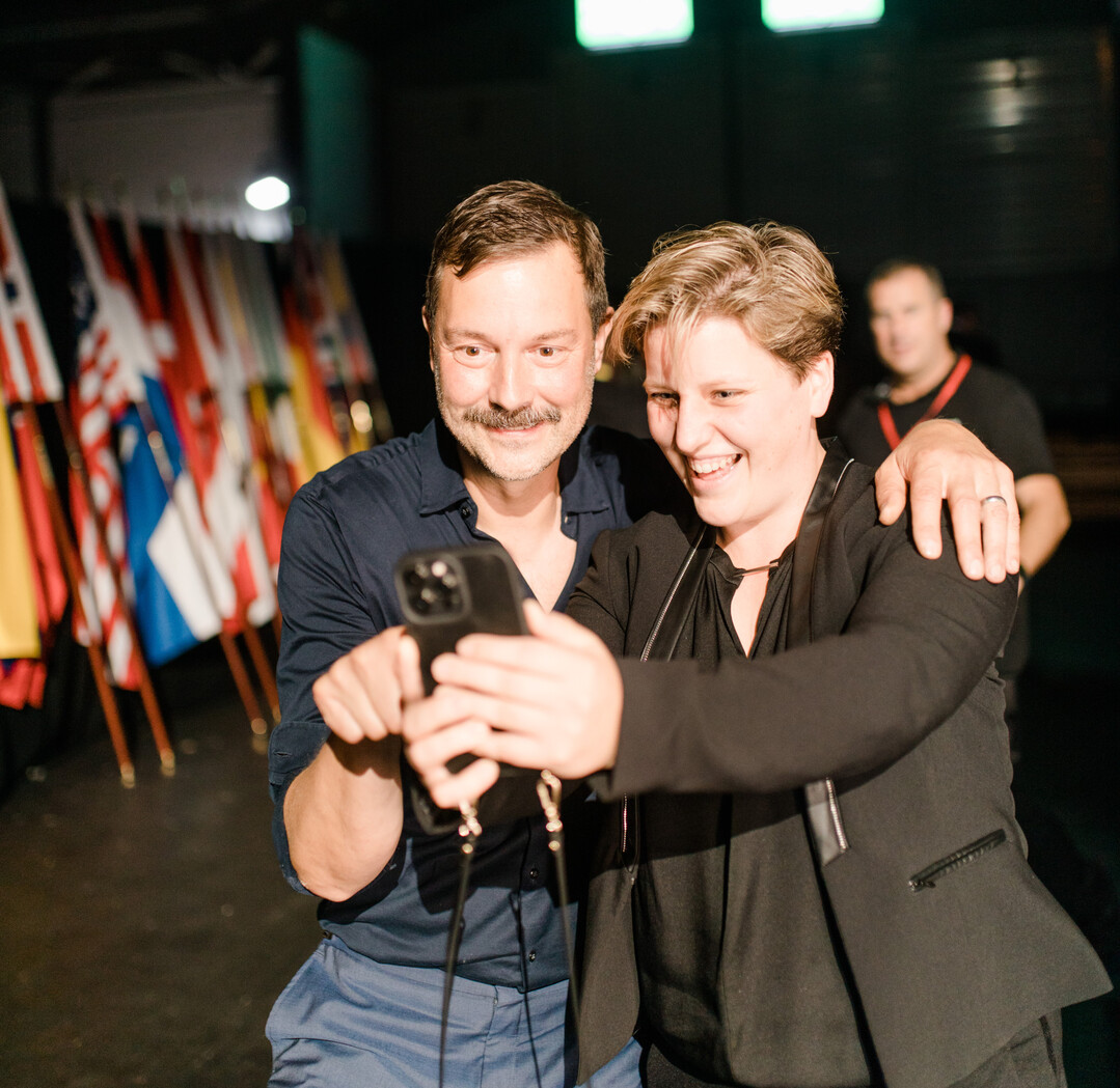 Groe Freude auch bei den Berufskollegen, hier mit Elisabeth Schoenemann.