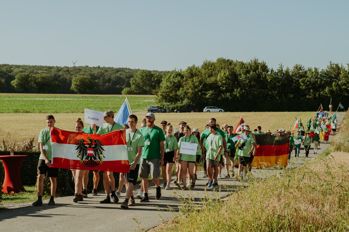 Junge Gärtner und Gärtnerinnen am geografischen Mittelpunkt der EU