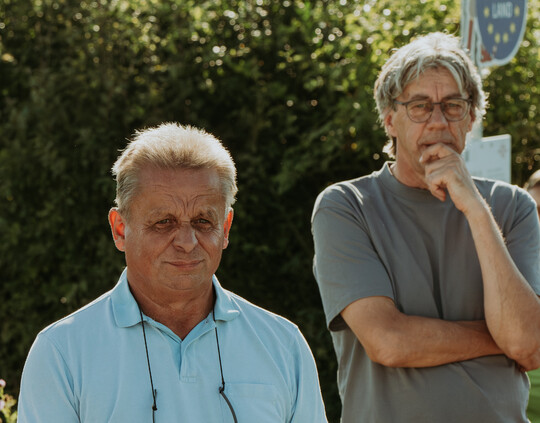 Von links: Rainer Funk (Leiter der Grtnerei) und Hans Koppenhagen (Leiter des St.Markushofs) in Gadheim bei der Erffnung des Wettbewerbs