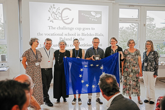 bergabe des Challenge-Cups, von links: Kornelia Benasiewicz, Kazimierz Piela (Lehrpersonen der Schule in Bielsko-Biala), Andrea Schulz (Prsidentin der European Horticulture Teacher.asbl), Paulina Polak (Lehrerin Bielsko-Biala), Direktor Pieta Stanislaw (Bielsko-Biala), Margit Sthler (stellvertretende Schulleiterin Kitzingen/Ochsenfurt), Gertraud Herrmann, Petra Schuck (Lehrpersonen Berufsbildungszentrum Kitzingen/Ochsenfurt, Organisation 10. Europischer Wettbewerb).