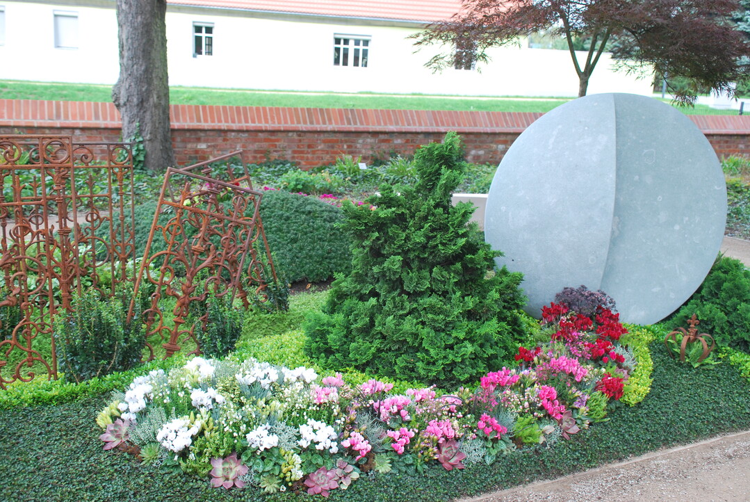 Friedhofsgrtnerei Seppelfricke, Gelsenkirchen, Groe Goldmedaille der DBG fr die beste Gestaltung eines Wahlgrabes in flieender Form und Ehrenpreis der Landwirtschaftskammer Niedersachsen fr eine beeindruckende Herbstbepflanzung.