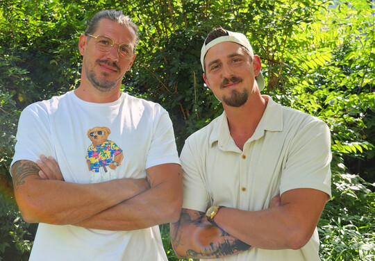 Sven und Ben Straeten sind Gärtnermeister vom Niederrhein und führen gemeinsam ihren eigenen Gartenbaubetrieb „Heimatliebe Greenhats“.