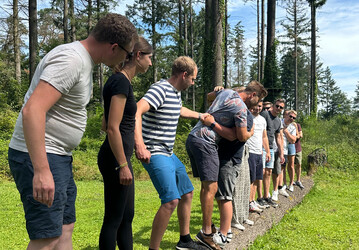 Gemeinsam im Team werden auch schwierige Wege gemeistert.