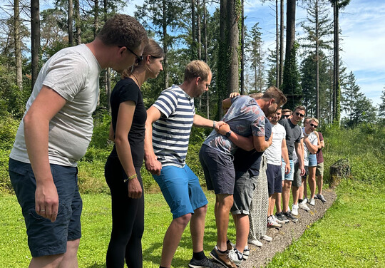Gemeinsam im Team werden auch schwierige Wege gemeistert.