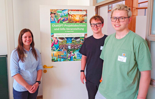 Auf der KI-Tagung in Weihenstephan stellte Sara Emmerich (links im Bild) das von ihr an der HSWT bearbeitete ChatGPT-Projekt vor. Jakob Kiefl (rechts im Bild) und Valentin Kiefl (Bildmitte) lieferten als „Urban Gardeners“ einen vieldiskutierten Einblick in die Welt des KI-Plantfinders. Alle Grafiken auf dem Willkommens-Plakat sind passend zum Thema mittels KI generiert worden.