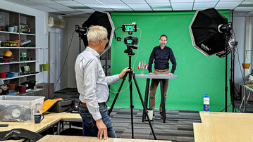 Marketingleiter Kees Waqu ist Foto- und Videoenthusiast und nimmt die Ansagen von Geschftsfhrer Jan Willem Wieringa mit guter Technik und Green Screen auf.